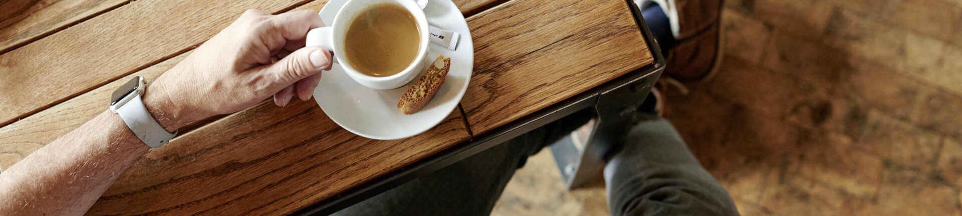 Kaffee Crema im Cafe trinken