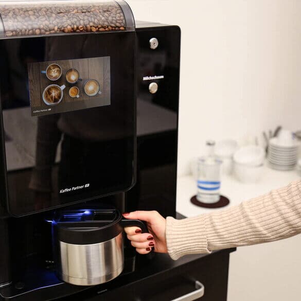 Kanne-voll-kaffee-aus-barista-compact