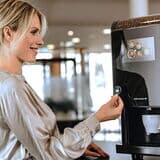 Frau-zahlt-mit-drink-key-an-barista-compact