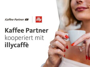 Grafik zur neuen Kooperation zwischen Kaffee Partner und illycaffè: Links die Markenlogos und der Text „Kaffee Partner kooperiert mit illycaffè“, rechts eine Person, die eine Espressotasse hält.