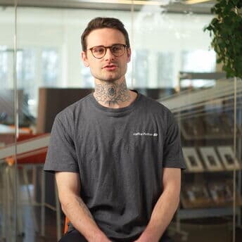 🔧 Technik trifft Teamgeist! Tim nimmt euch mit in unsere Werkstatt – wo moderne Ausstattung, echtes Miteinander und kleine Rituale den Alltag besonders machen. 🙌⚙️☕

Denn bei Kaffee Partner gilt: Für jede:n gibt’s den richtigen Platz – Hauptsache, wir ziehen gemeinsam an einem Strang. 🤝💬

💬 Entdecke unsere Teamkultur und was uns als Arbeitgeber ausmacht.

👉 Werde Teil von Kaffee Partner: https://kpinfos.de/karriere.kaffee-partner 

#TeamKultur #KaffeePartner #JobsMitZukunft #ArbeitenBeiUns #HandwerkMitHerz