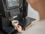 Heisswasser-laeuft-in-tasse