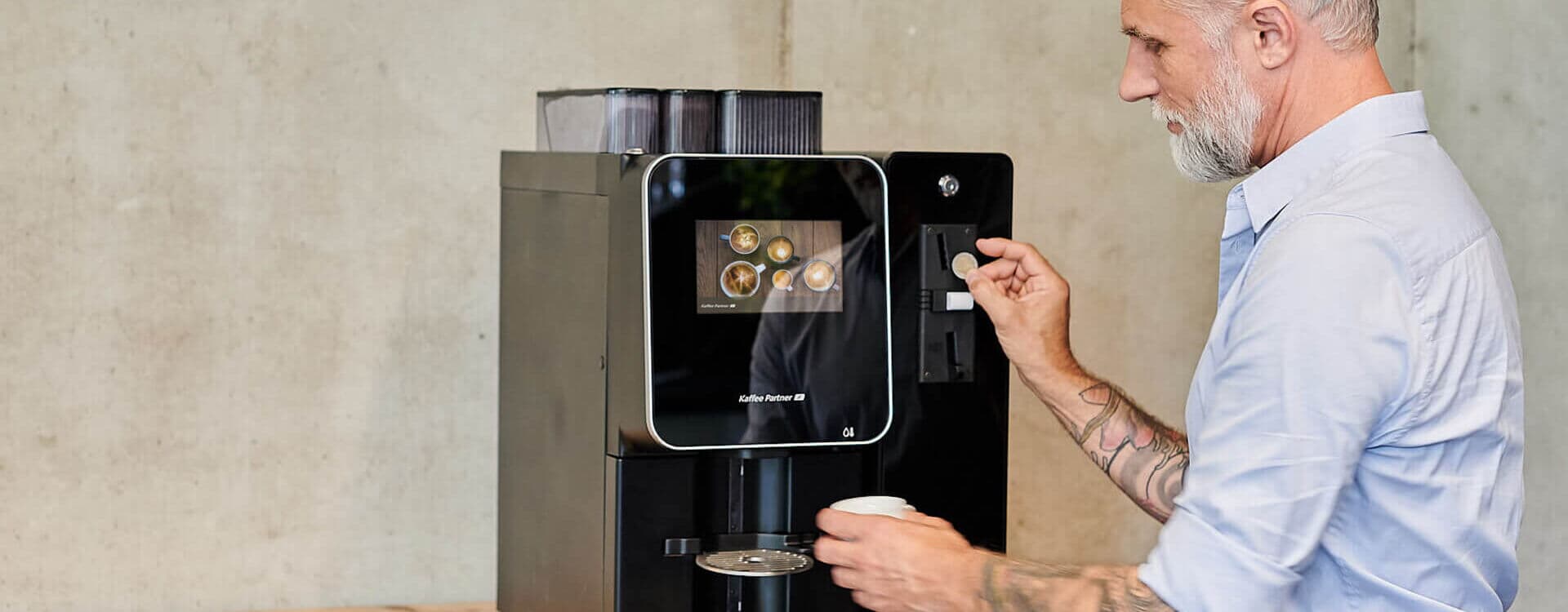 Mit Münzeinwurf am Kaffeeautomaten bezahlen