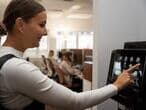 Leiser-kaffeeautomat-wird-in-grossraumbuero-genutzt