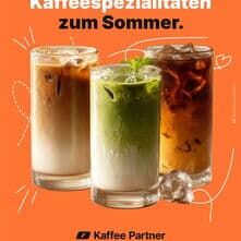 Kaffee kann auch Sommer.
Ob Cold Brew, Espresso Tonic, Iced Matcha Latte oder Iced Vanilla Latte – diese vier Spezialitäten bringen Abkühlung ins Glas und Koffein in den Tag.
🤍 Iced Vanilla Latte
2 Espresso-Shots, Vanillesirup, Milch, Eiswürfel.
🧊 Cold Brew
Kalt extrahierter Kaffee, Eiswürfel.
🍋 Espresso Tonic
150 ml Tonic Water, 60 ml Espresso, Eiswürfel, Zitronenscheibe.
🍵 Iced Matcha Latte
1 TL Matcha, 200 ml Milch, 30 ml Espresso und Eiswürfel.
Welche Sommer Kaffeespezialität landet bei euch als Erstes im Glas? 👇
#KaffeePartner #Sommerkaffee #Kaffeespezialitäten