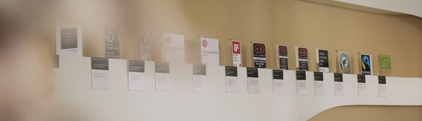 Unsere Awards aufgereiht in der Firmenzentrale