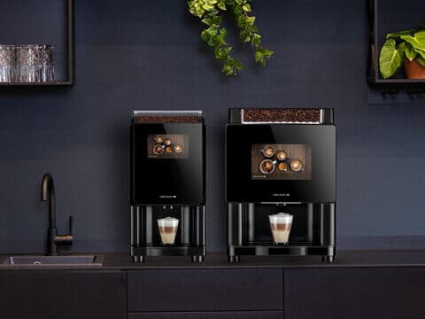 Kaffeeautomaten mit Wasseranschluss auf Küchenzeile