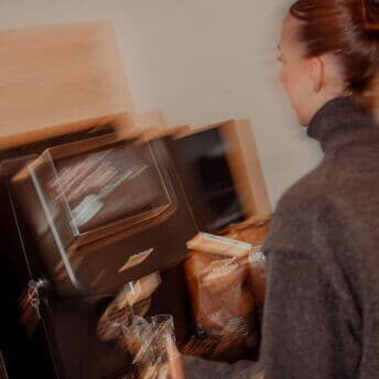 Heute schon Bohnen aufgefüllt? ☕

Es geht nicht nur um Kaffee.
Es geht um Rituale, kleine Pausen und das bewusste Auftanken im Alltag.
Denn manchmal braucht es nur einen Schluck, um sich selbst daran zu erinnern:
Du darfst heute auch einfach mal sein.

Also: Zeit für dich. Tasse in die Hand. Fokus rein. 💭  #kaffeepartner#kaffeebohnen#kaffeepause