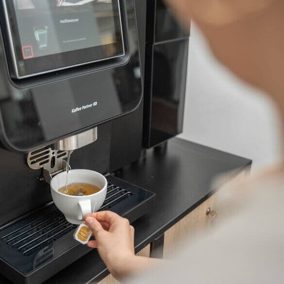 Heisswasser-laeuft-in-tasse