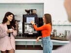 Zwei-frauen-interagieren-mit-ultima-duo-2-kaffeevollautomat