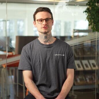 🔧 Technik trifft Teamgeist! Tim nimmt euch mit in unsere Werkstatt – wo moderne Ausstattung, echtes Miteinander und kleine Rituale den Alltag besonders machen. 🙌⚙️☕

Denn bei Kaffee Partner gilt: Für jede:n gibt’s den richtigen Platz – Hauptsache, wir ziehen gemeinsam an einem Strang. 🤝💬

💬 Entdecke unsere Teamkultur und was uns als Arbeitgeber ausmacht.

👉 Werde Teil von Kaffee Partner: Link in Bio

#TeamKultur #KaffeePartner #JobsMitZukunft #ArbeitenBeiUns #HandwerkMitHerz