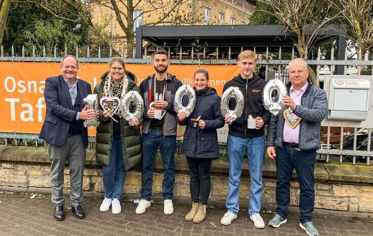 Kaffee Partner Mitarbeitende überreichen gemeinsam mit Geschäftsführer Jörg Baumgart eine Spende in Höhe von 10.000 Euro an die Osnabrücker Kindertafel. Entstanden im Rahmen der jährlichen Aktion „Kaffee Partner for Kids“.