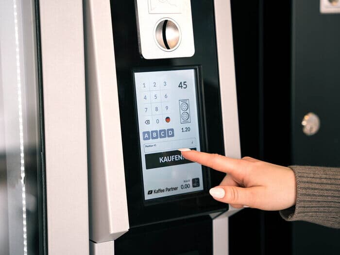 Snackautomat-touchscreen-produktauswahl-bezahlsystem